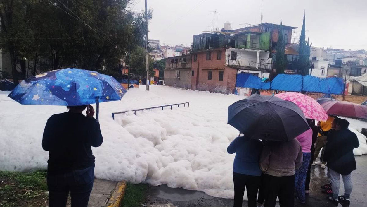 Contaminación en presa provoca espuma en Naucalpan