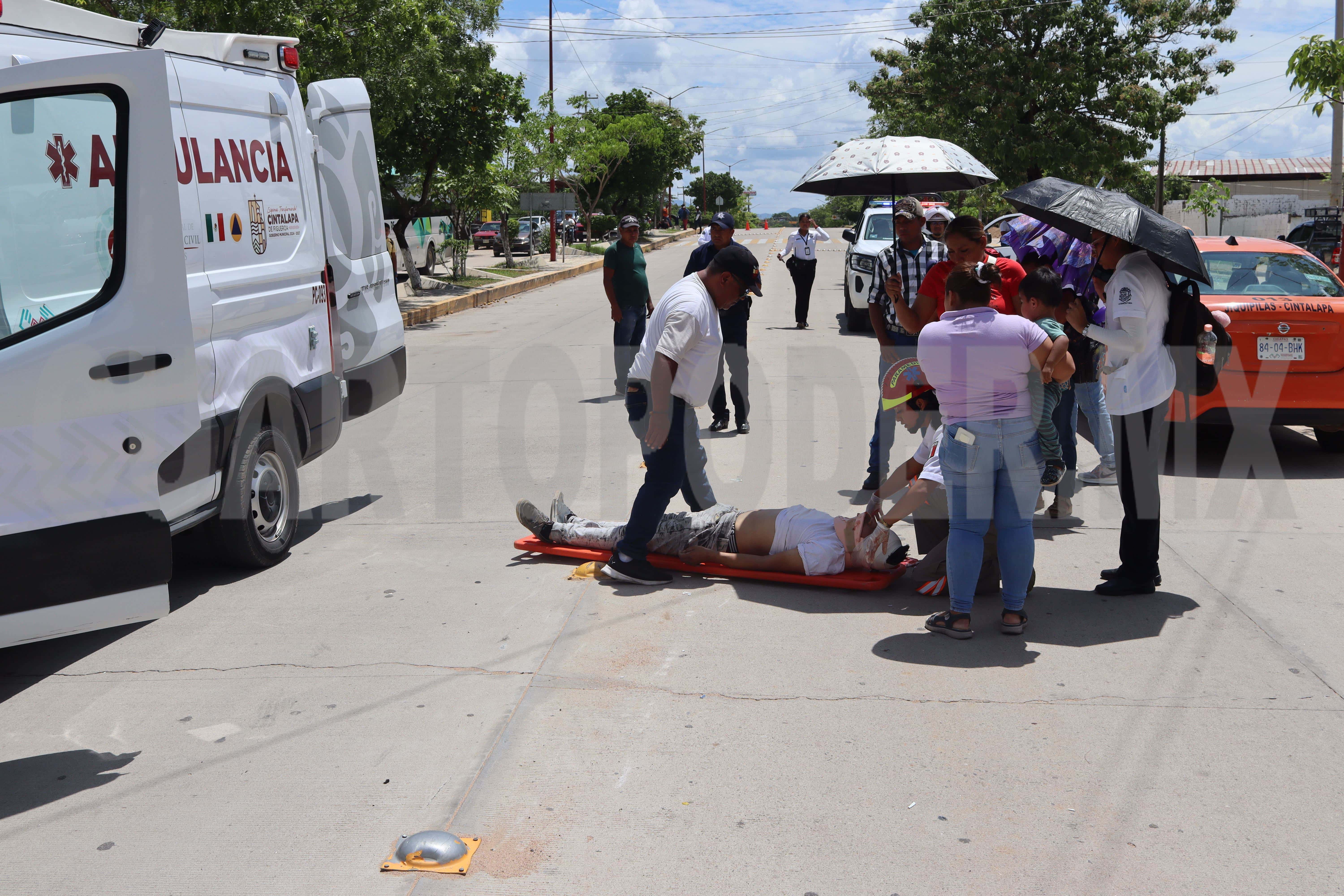 Taxi y moto chocan al tratar de ganar el paso