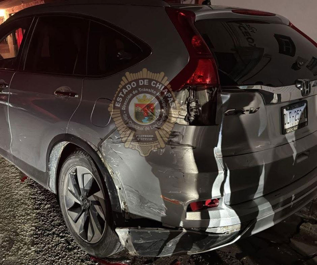 Conductor ebrio golpea vehículos y lo arrestan