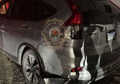 Conductor ebrio golpea vehículos y lo arrestan