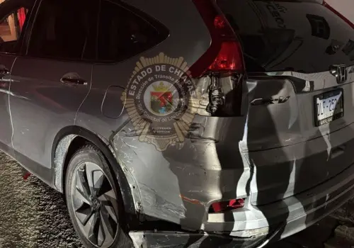 Conductor ebrio golpea vehículos y lo arrestan