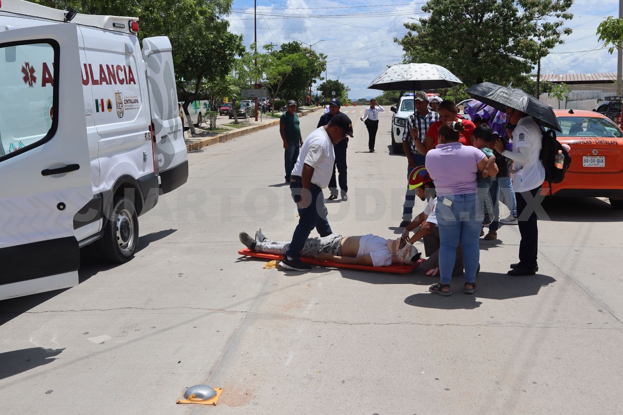 Taxi y moto chocan al tratar de ganar el paso