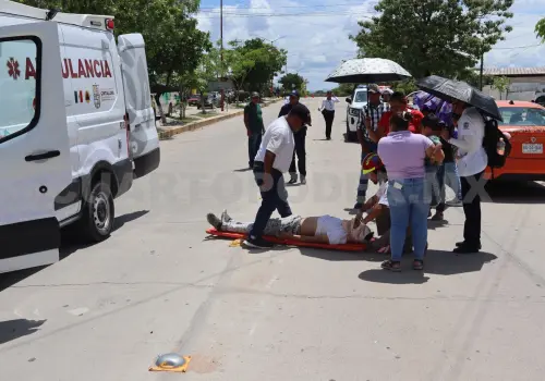 Taxi y moto chocan al tratar de ganar el paso