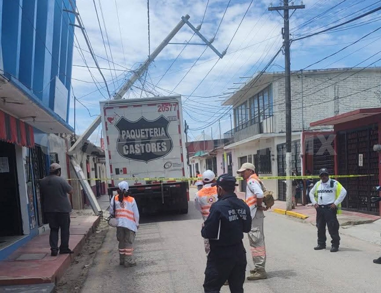 Camión derriba poste y provoca caos vial