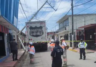 Camión derriba poste y provoca caos vial