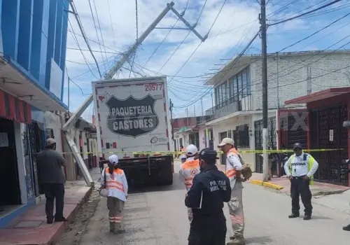 Camión derriba poste y provoca caos vial