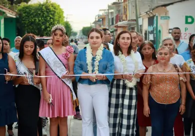 Valeria Rosales entrega calle en colonia San Juan