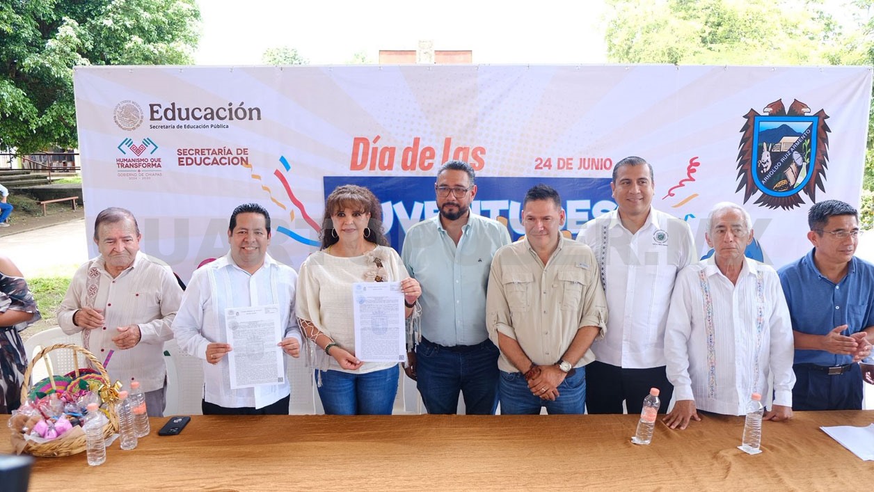 Entregan escrituras de preparatoria