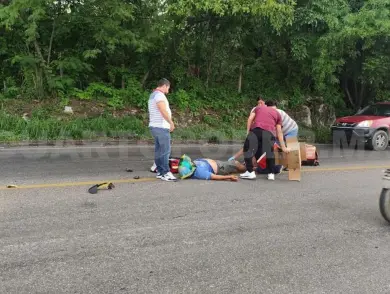Embiste automóvil a motociclista y lo lesiona