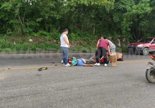 Embiste automóvil a motociclista y lo lesiona