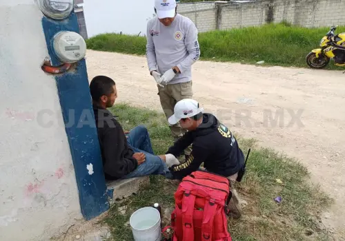 Invade carril y arrolla a motociclista
