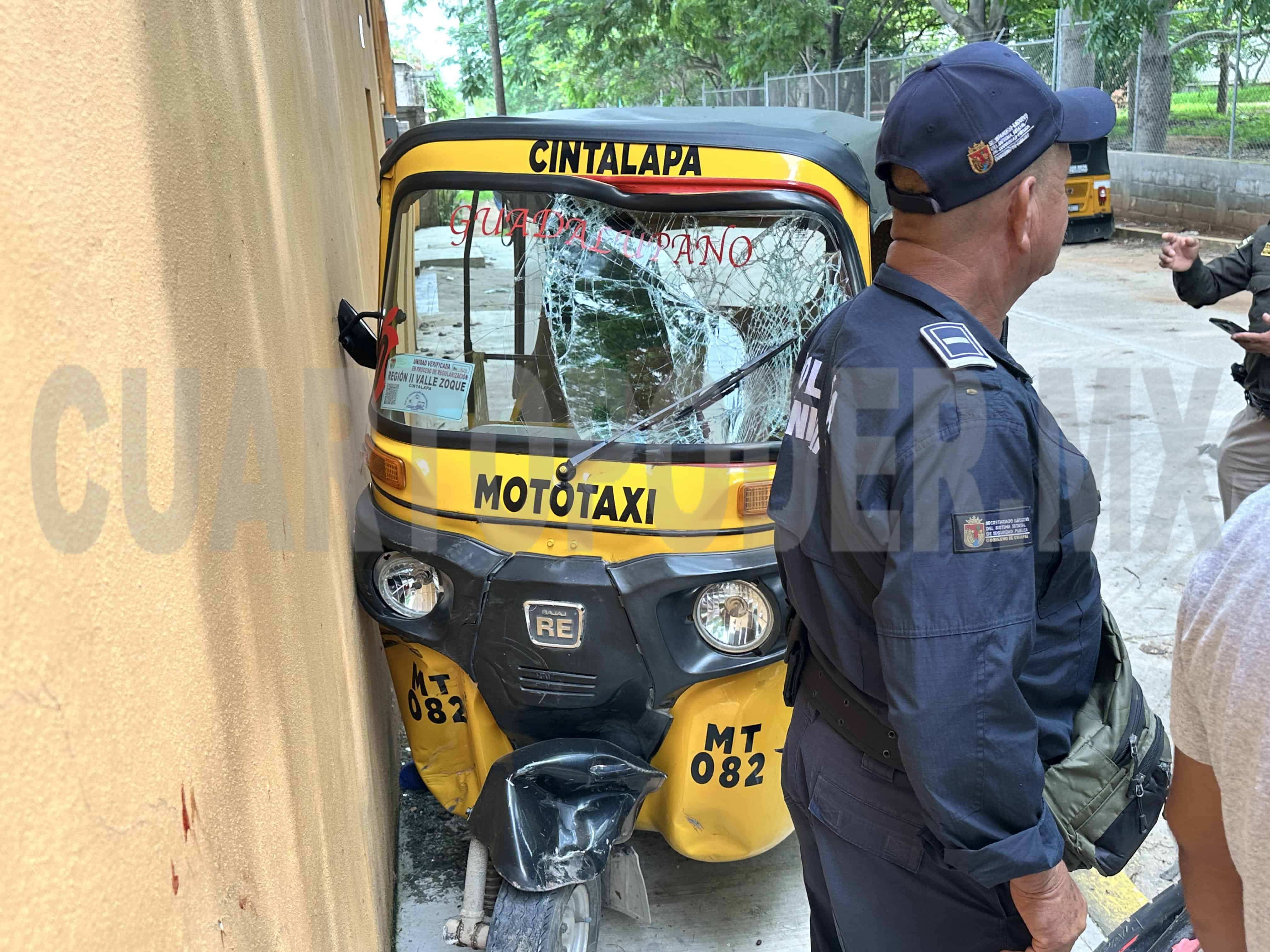 En intento de rebase, colisionan mototaxi y moto