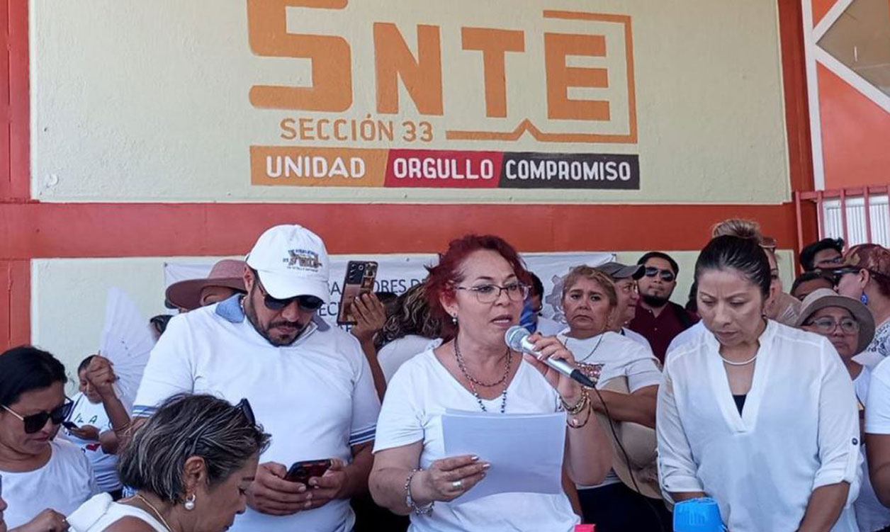 Cerca de 400 maestros marchan por calles