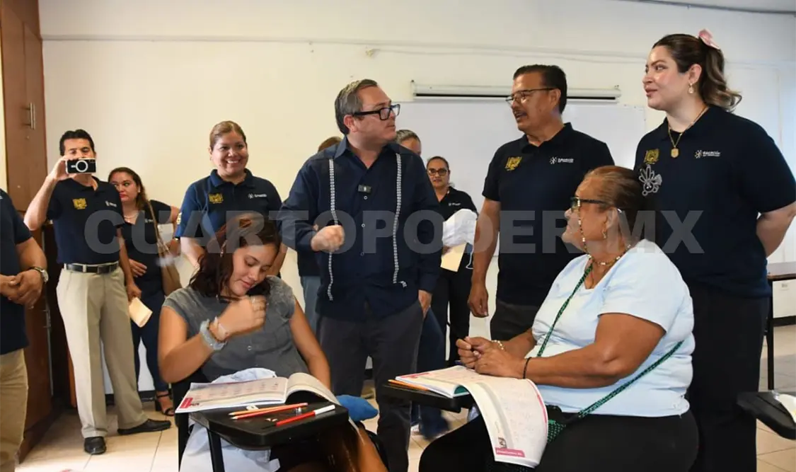 Chacón Rojas destacó la labor que realizan los docentes para que más personas tengan nuevos conocimientos. Cortesía