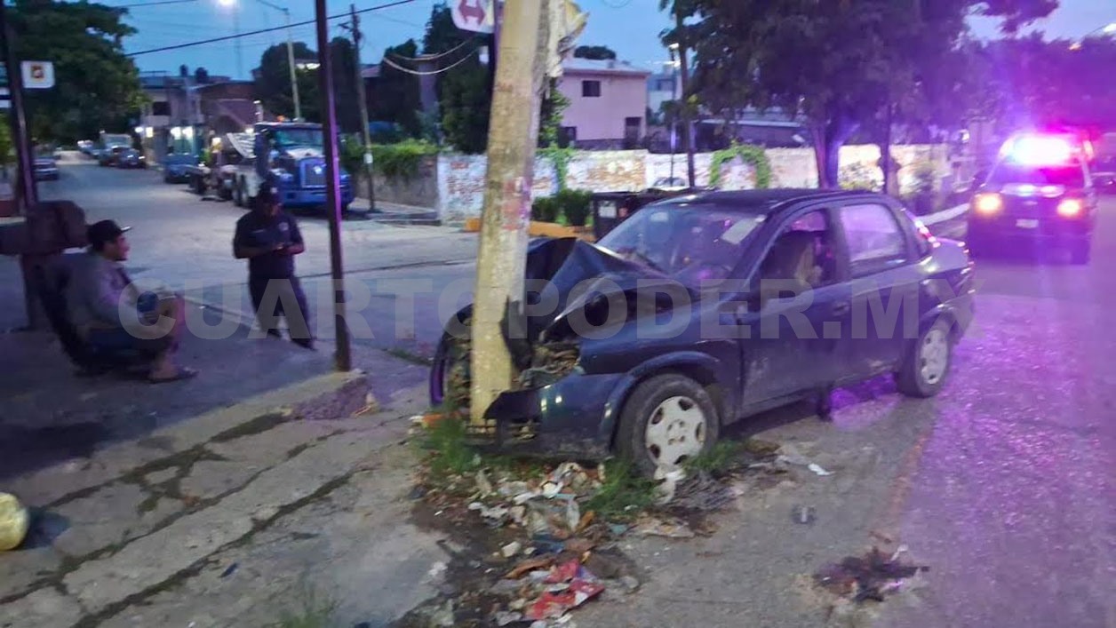 Veloz vehículo se incrusta en poste