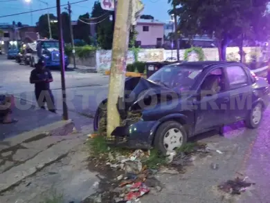 Veloz vehículo se incrusta en poste