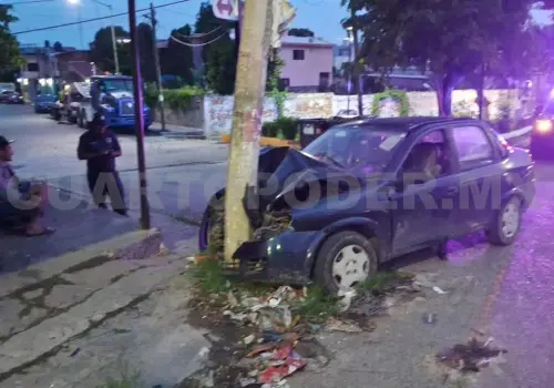 Veloz vehículo se incrusta en poste