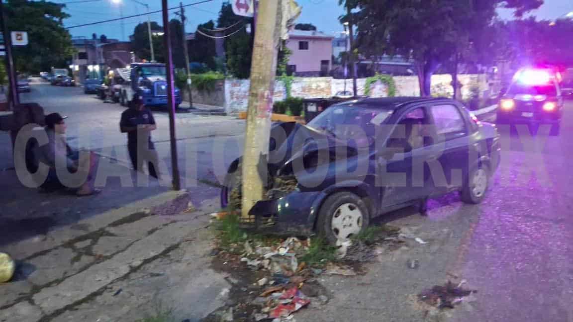 Veloz vehículo se incrusta en poste