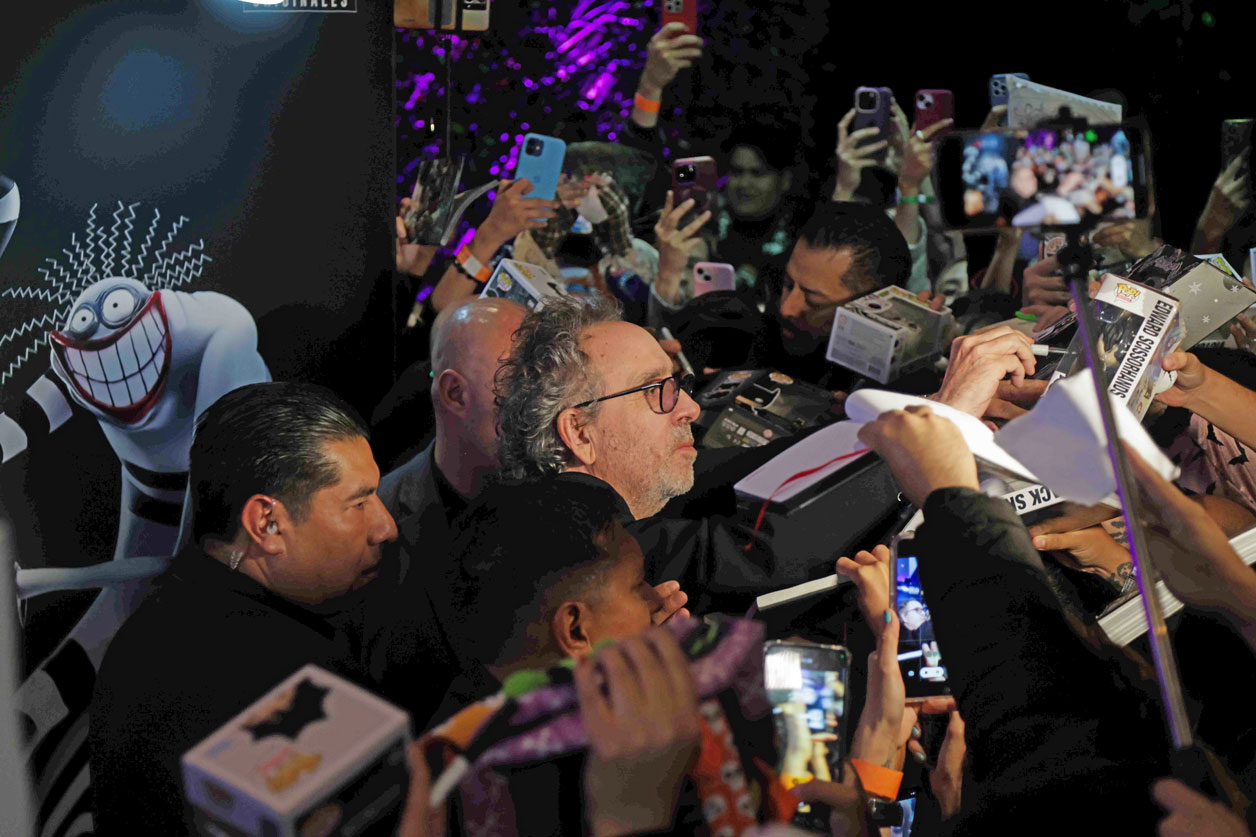 Tim Burton desfila por la alfombra roja