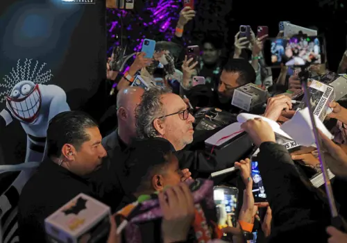 Tim Burton desfila por la alfombra roja
