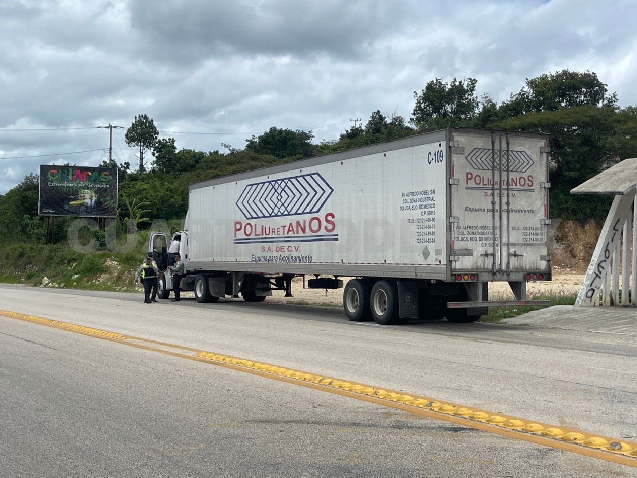 Tráiler embiste a motociclista en carretera federal