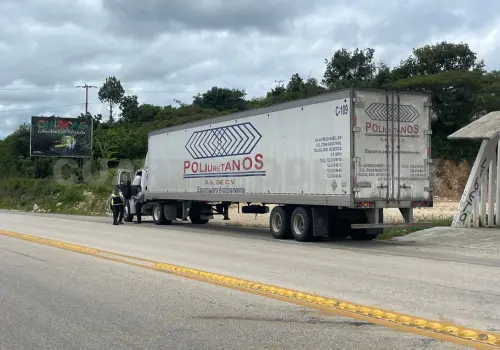 Tráiler embiste a motociclista en carretera federal