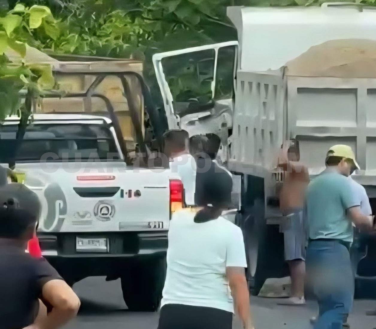 Vehículos de carga se topan de frente e impactan
