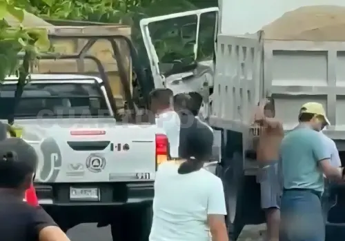 Vehículos de carga se topan de frente e impactan