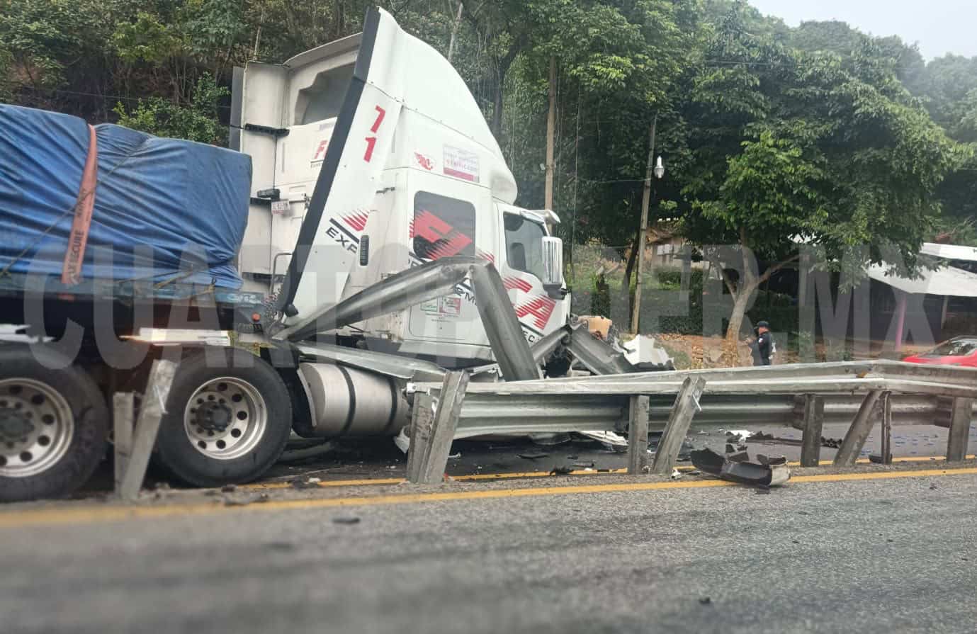 Tráiler cargado de cemento se estampa en contención