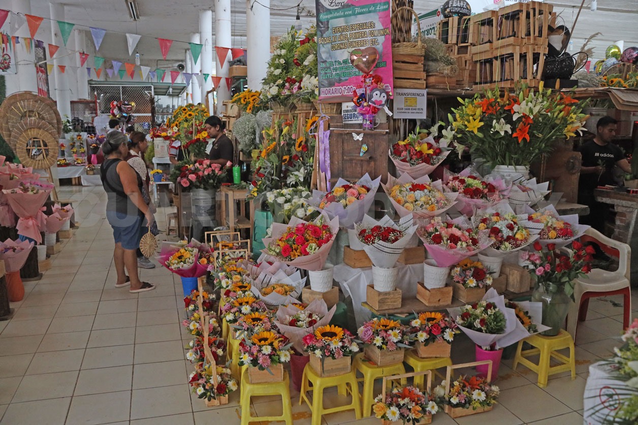 Lluvias encarecen la venta de flores