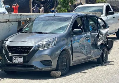 Le cierra el paso a auto y provoca choque múltiple
