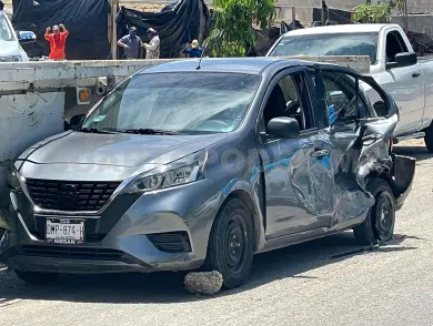 Le cierra el paso a auto y provoca choque múltiple