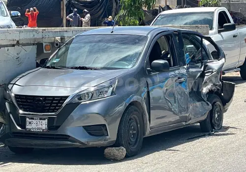Le cierra el paso a auto y provoca choque múltiple