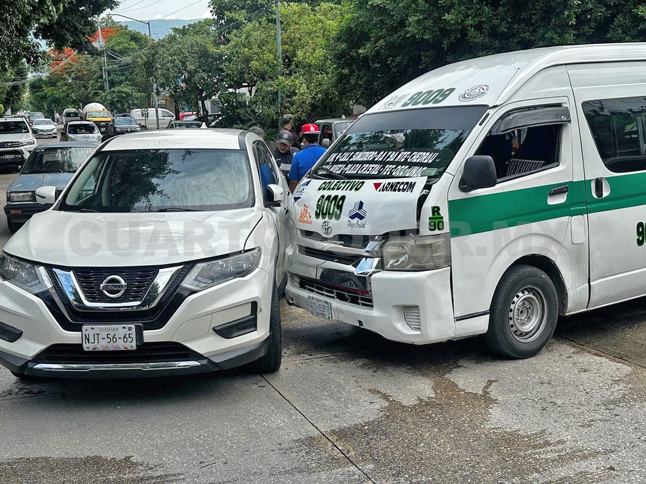 Se estrellan en un cruce de calles en barrio Colón