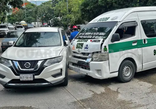 Se estrellan en un cruce de calles en barrio Colón