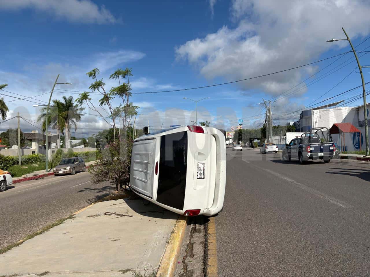 Vuelca SUV tras colisión en vía a Chicoasén