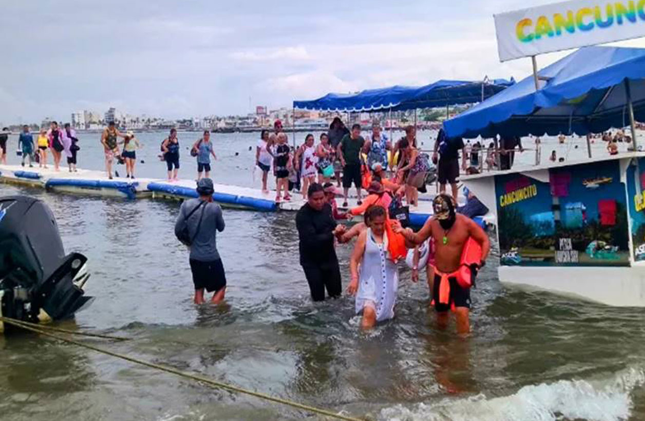 Lancha turística se hunde con 18 pasajeros