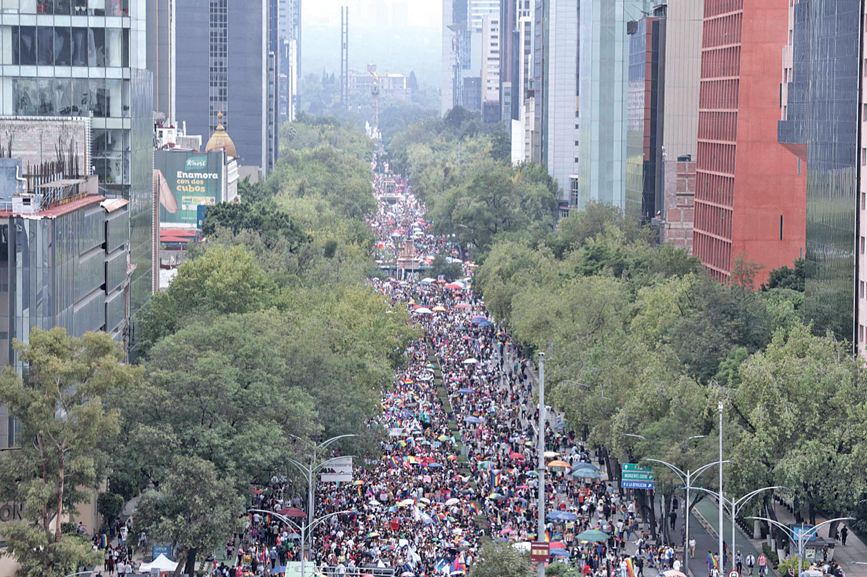 Arcoíris, banderas y abrazos gratis, miles salen marchan por el orgullo en CDMX