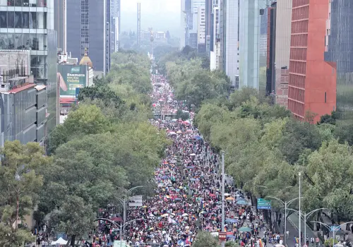 Arcoíris, banderas y abrazos gratis, miles salen marchan por el orgullo en CDMX