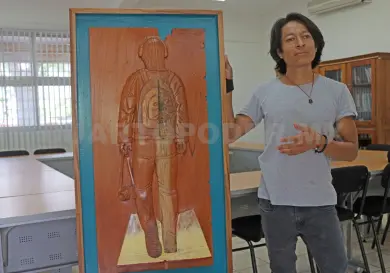 La vida de un estudiante tallada en madera