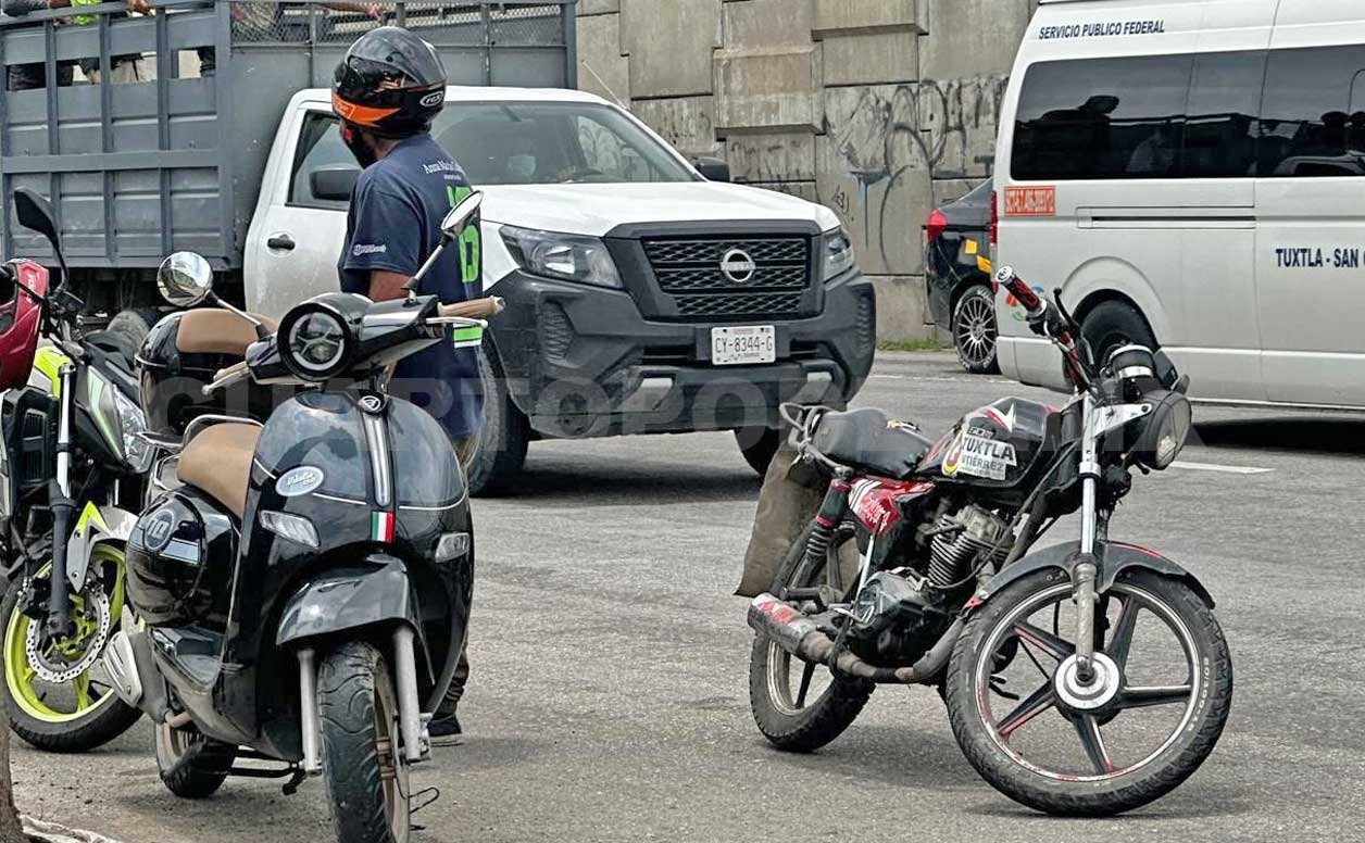 Cae de su motoneta debajo de El Trébol