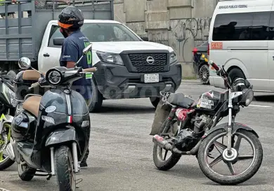 Cae de su motoneta debajo de El Trébol