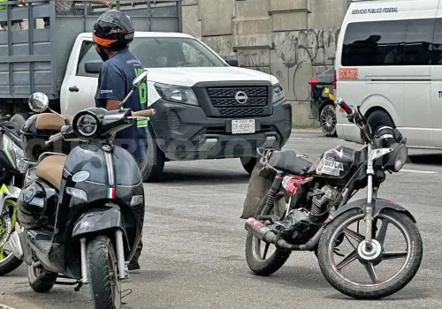Cae de su motoneta debajo de El Trébol