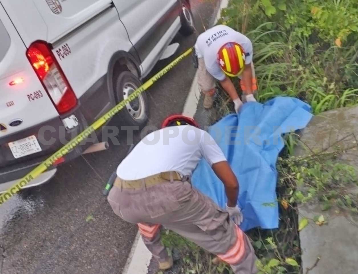Hallan a motociclista muerto en carretera
