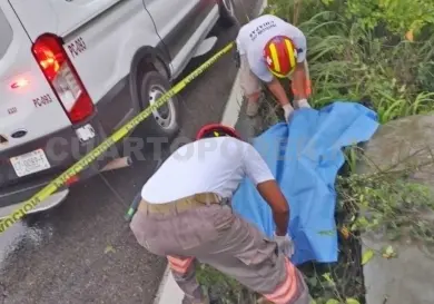 Hallan a motociclista muerto en carretera
