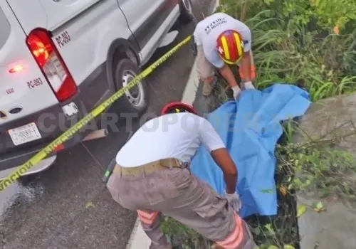 Hallan a motociclista muerto en carretera