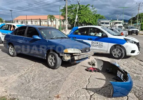 Trata de ganar el paso y causa un percance