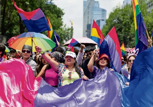 Aplican pruebas de VIH durante marcha LGBT+