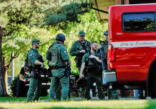 Confirman dos muertos tras ataque a bomberos