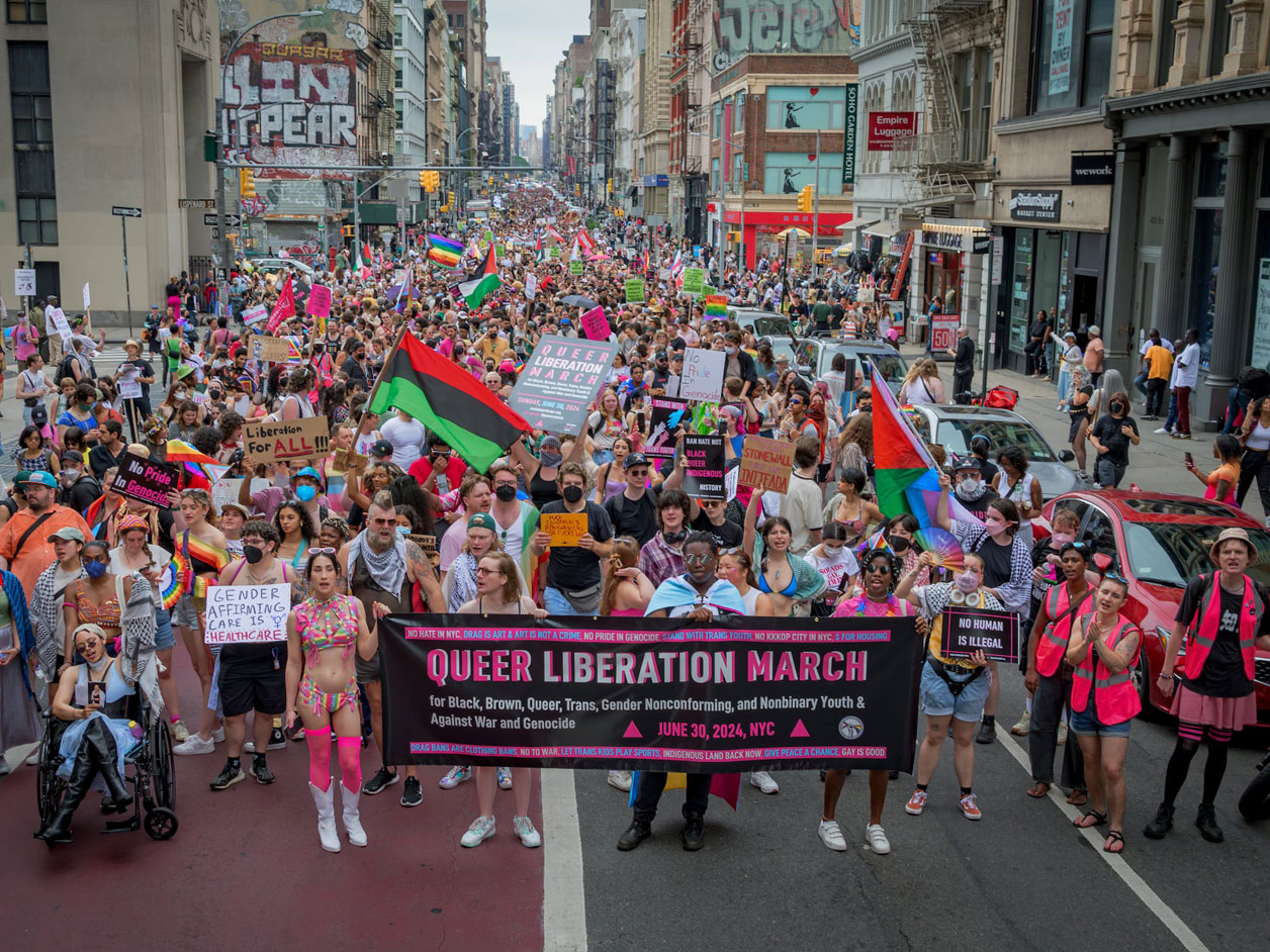 Migrantes LGBTQ+ protestan en el New York Pride